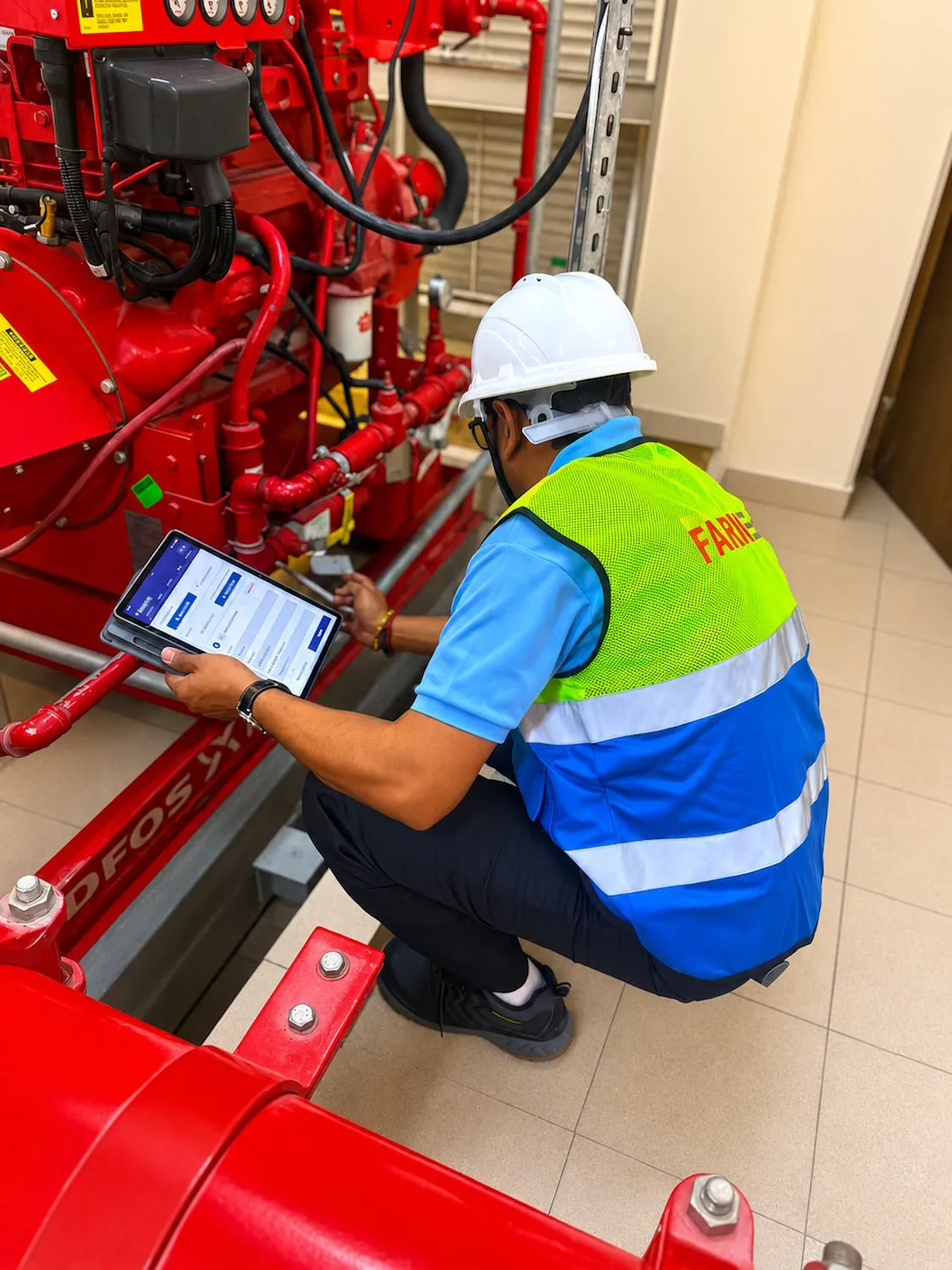 technicians-using-hitek-condtek-1webp